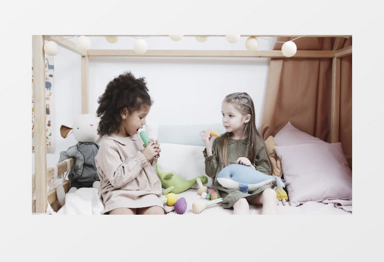 两个小女孩在假装吃玩具实拍视频素材