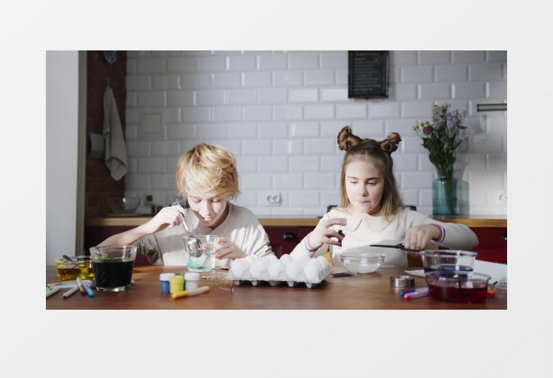 两个小朋友正在制彩蛋的染料实拍视频素材