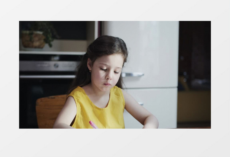 黄衣服小女孩在涂颜色实拍视频素材