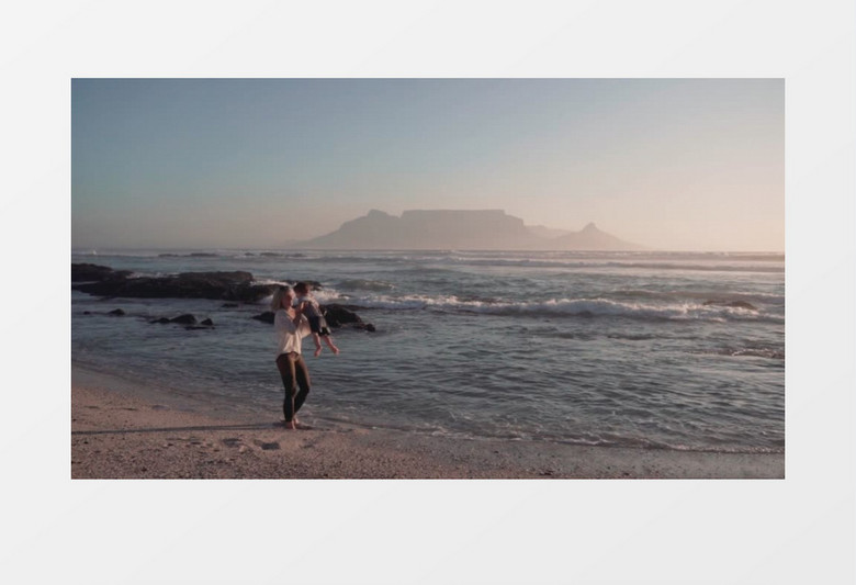 妈妈举起宝宝在海边转圈圈实拍视频素材