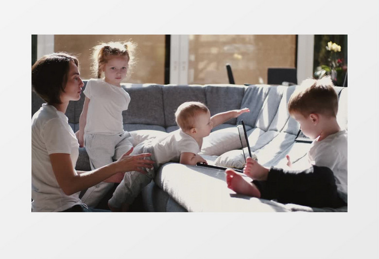 妈妈陪着三个宝宝在沙发上玩耍实拍视频素材