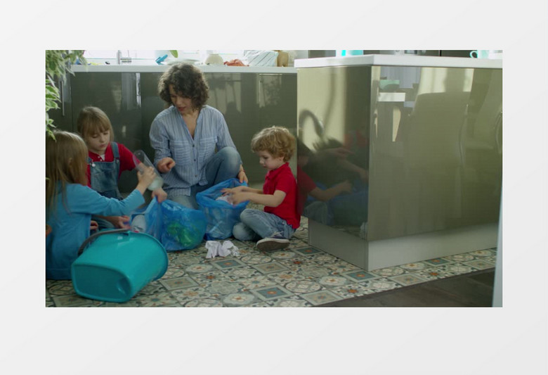 陪着宝宝们一起收拾废品的妈妈实拍视频素材