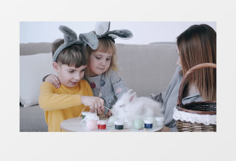 妈妈陪着两个宝宝在给兔子喂食实拍视频素材