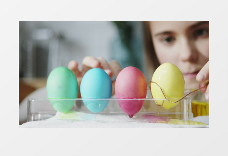 小女孩在把染好的彩蛋放在架子上实拍视频素材