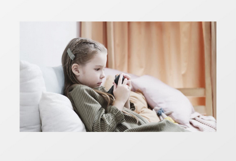 小女孩躺在沙发上玩木偶玩具实拍视频素材