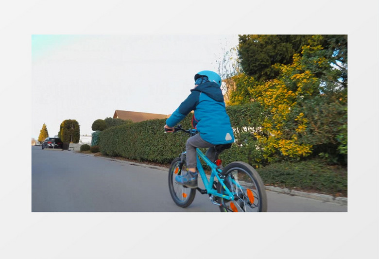 小男孩在骑自行车实拍视频素材