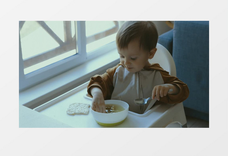 小男孩在抓胡萝卜吃实拍视频素材