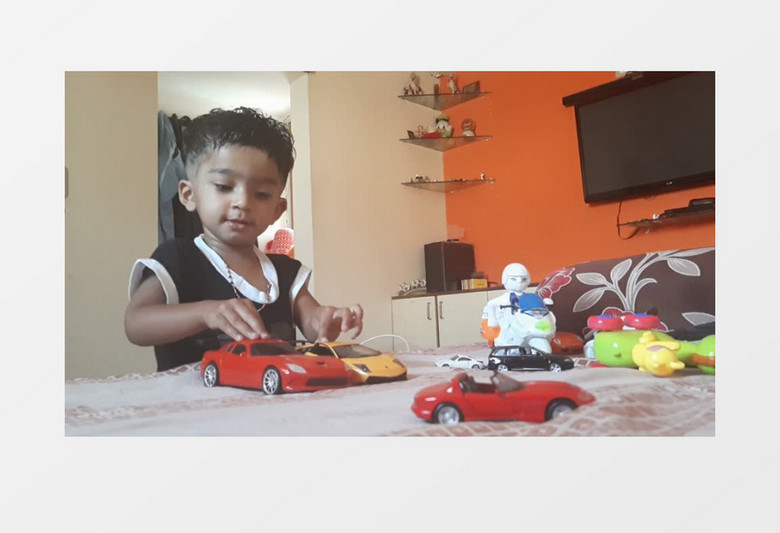 小男孩在玩玩具小汽车实拍视频素材
