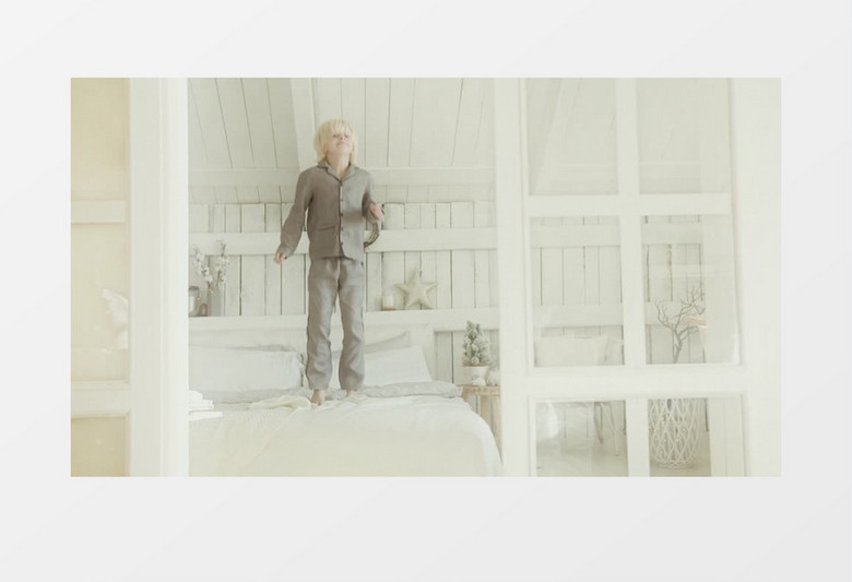 小男孩在床上蹦蹦跳跳实拍视频素材