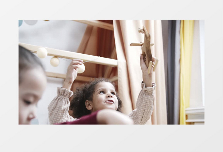 小女孩在玩木质小飞机实拍视频素材