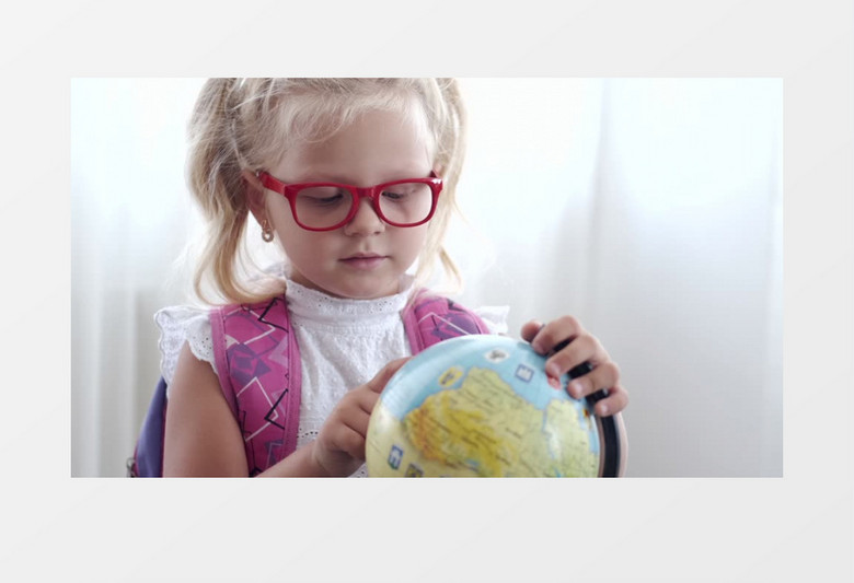 小女孩在玩地球仪实拍视频素材