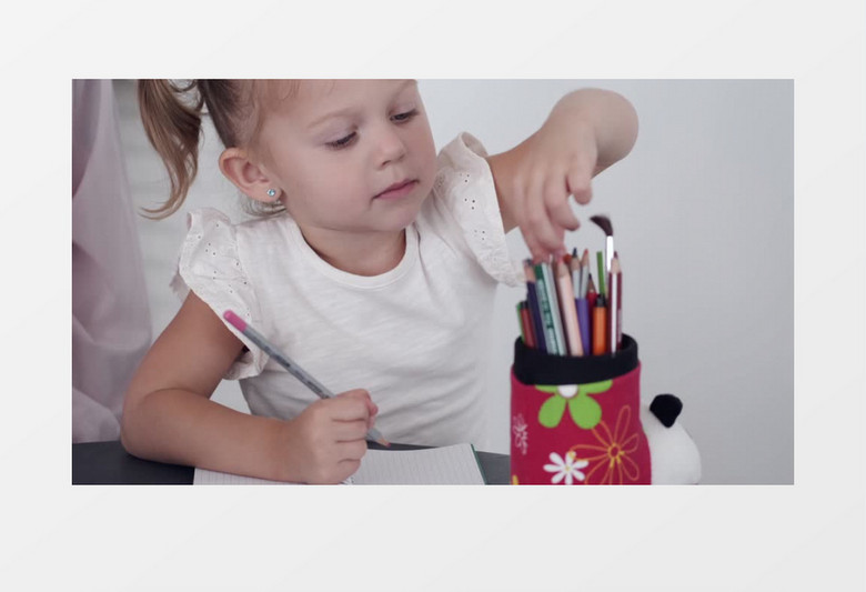 小女孩在选笔筒的铅笔画画实拍视频素材