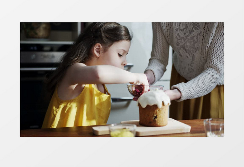 小女孩在给蛋糕做装饰实拍视频素材