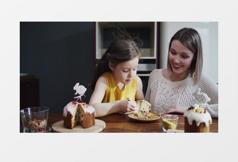 小女孩在跟妈妈一起吃蛋糕实拍视频素材