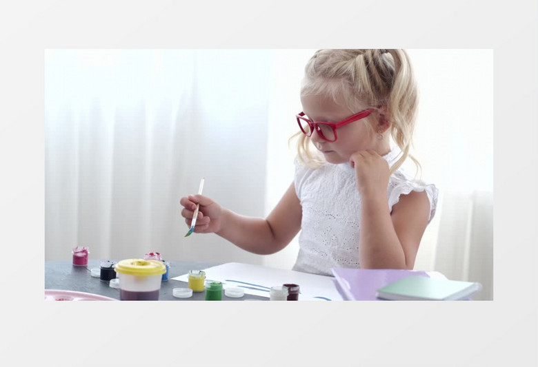 戴着红色眼镜的小女孩在画水粉画实拍视频素材