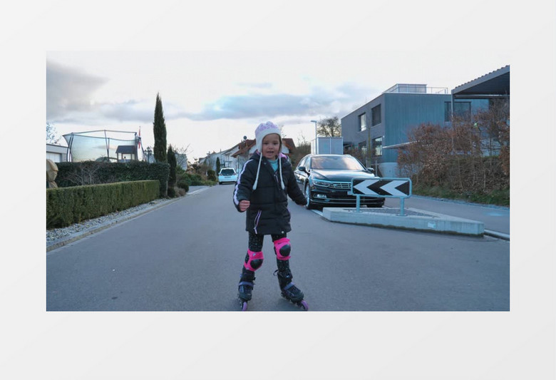 在道路上学习轮滑的女孩实拍视频素材