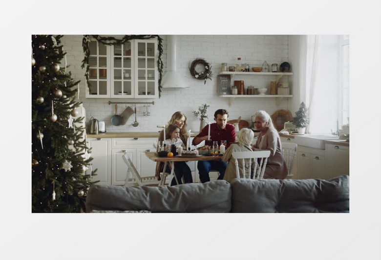 一家五口的温馨聚餐时刻实拍视频素材