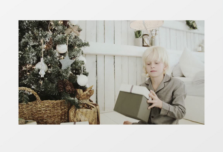 男孩一脸期待打开圣诞礼物实拍视频素材