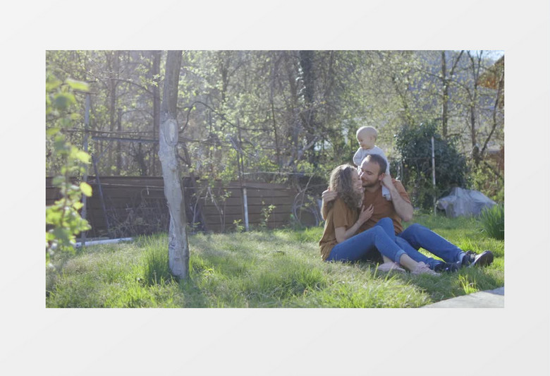 一家人在草地上玩耍实拍视频素材