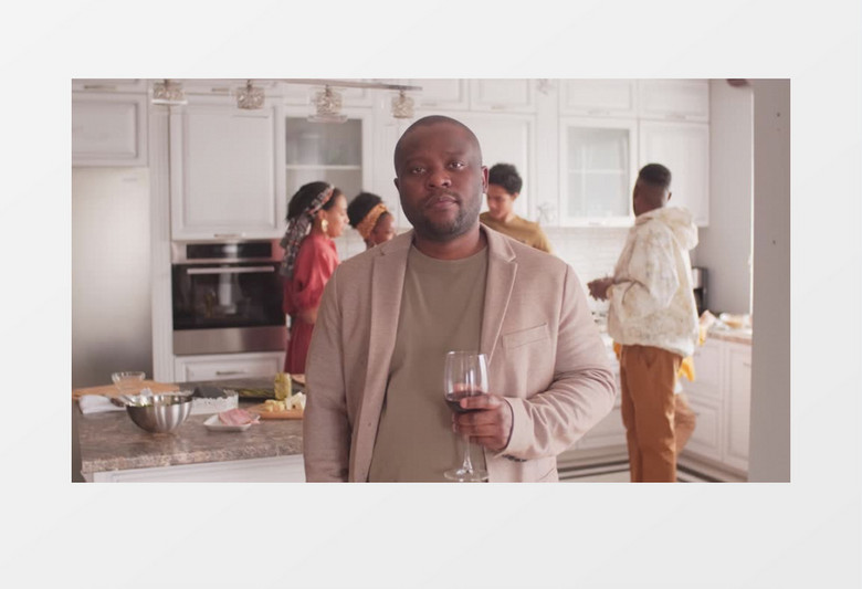 一家人在愉快的家庭聚会实拍视频素材