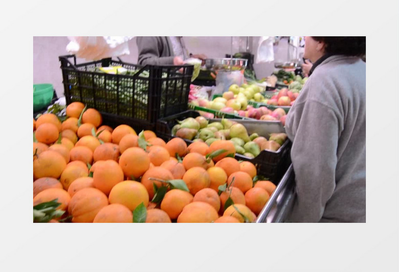 女人站在水果摊前选购水果实拍视频素材
