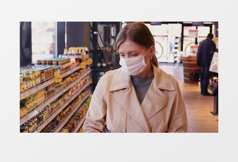 女人戴着口罩在商店采购实拍视频素材