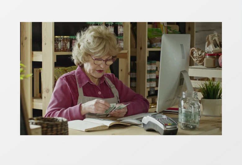 女人在商店盘点账目实拍视频素材