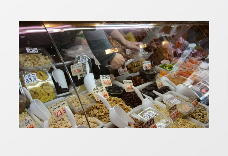 男人正在给顾客打包食物实拍视频素材