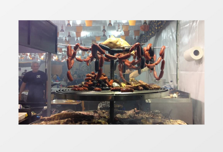 男人在烤肠店忙碌着实拍视频素材