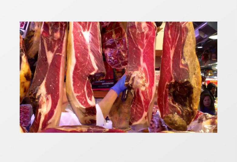 一个男人在切肉片实拍视频素材
