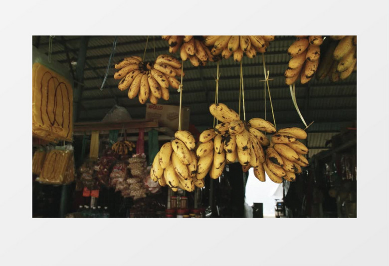 香蕉在商店里被高高挂起实拍视频素材