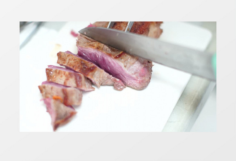 厨师用刀切烤好的肉实拍视频素材