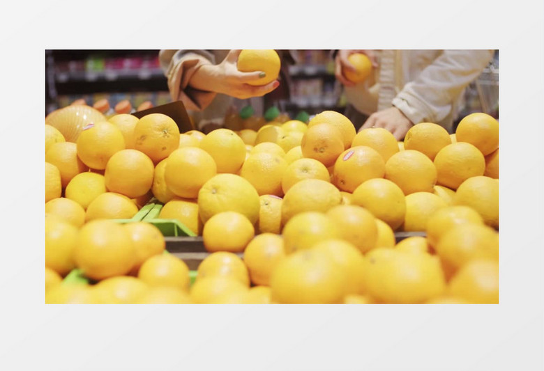 两个人在超市挑橙子实拍视频素材