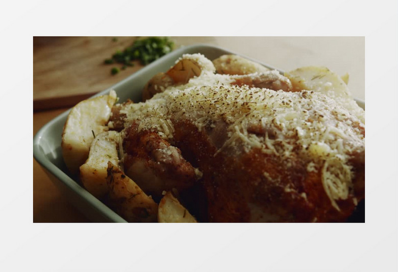 烤盘上放好烤好的火鸡实拍视频素材