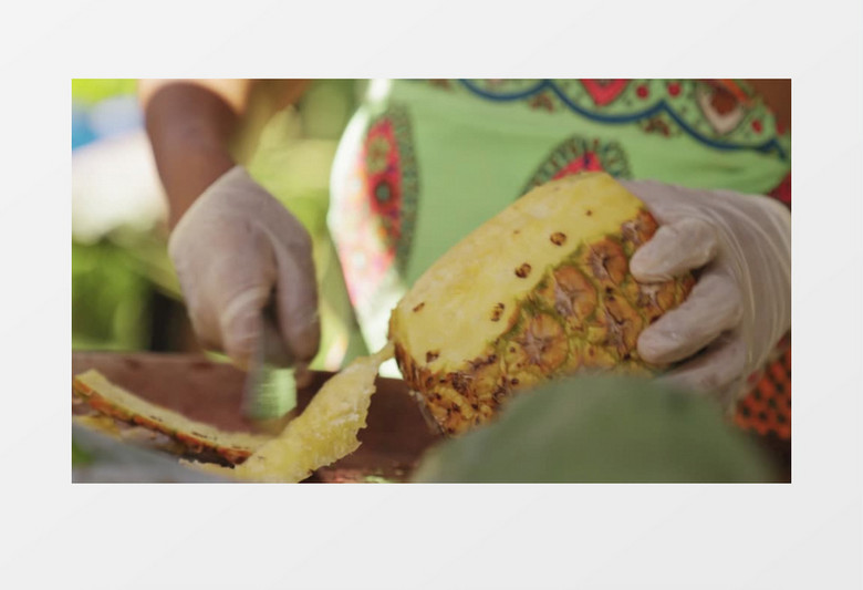 美女用刀削菠萝实拍视频素材