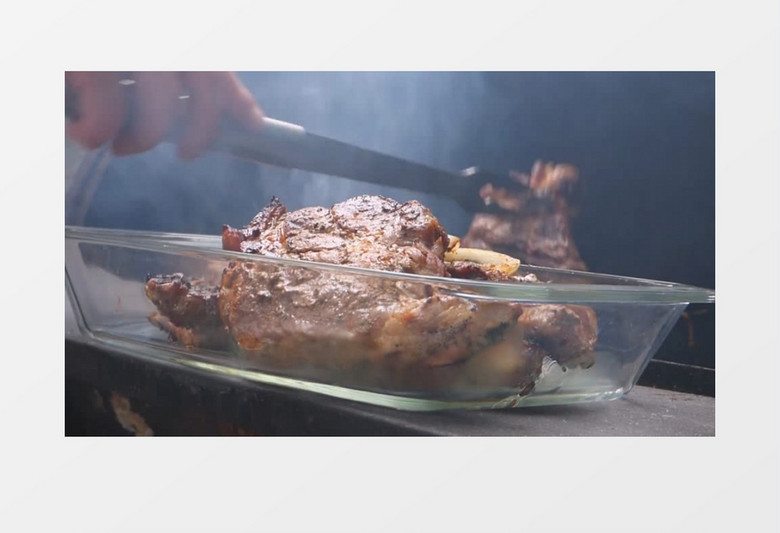 从锅里捞出炸好的肉实拍视频素材