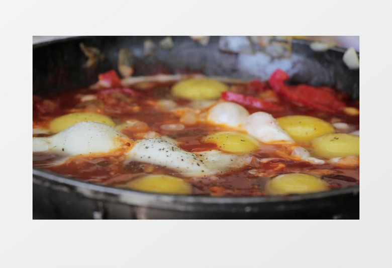 炖锅中炖着的鸡蛋实拍视频素材