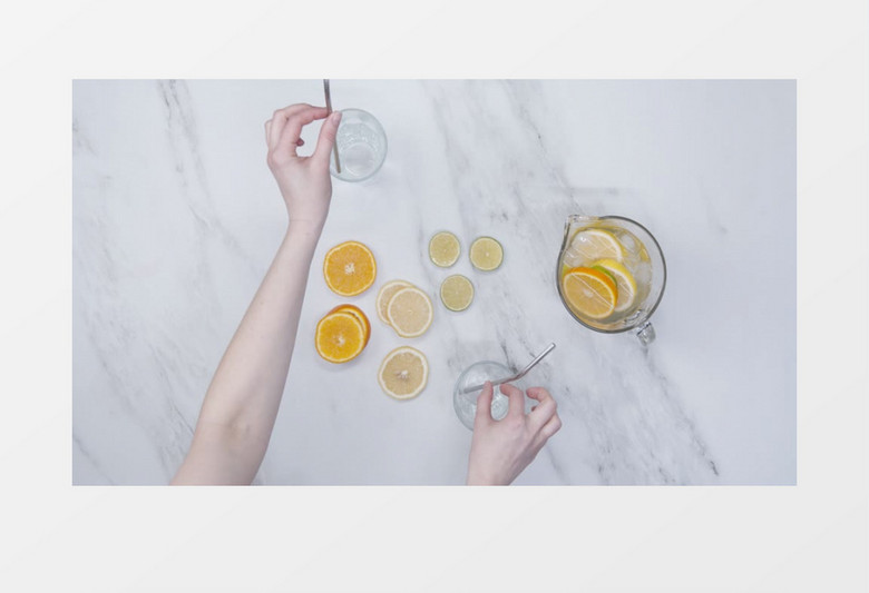 往杯子里倒泡好的水果茶实拍视频素材