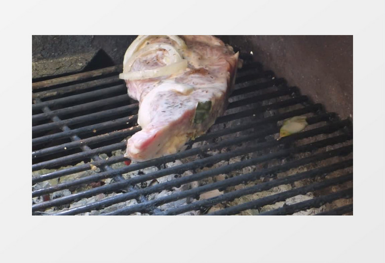 往烤架上放肉烤实拍视频素材