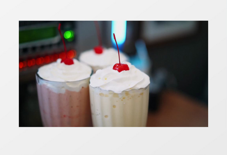 三杯奶油上放上红色的樱桃实拍视频素材
