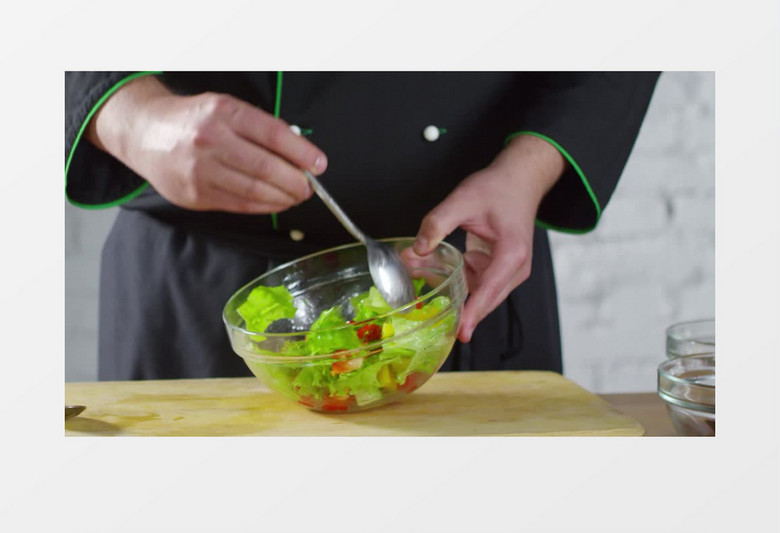 用勺子在碗里搅拌沙拉实拍视频素材