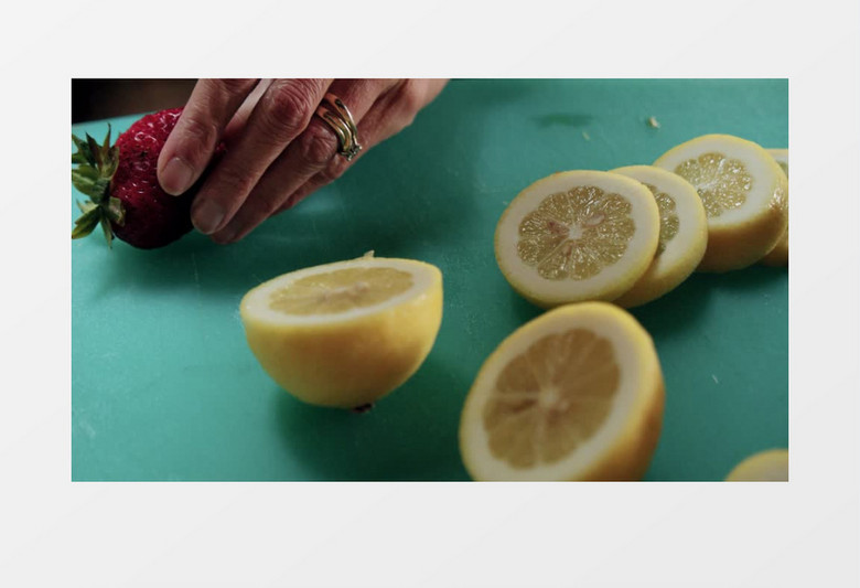 用刀在案板上切草莓和橙子实拍视频素材