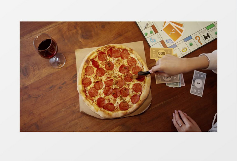 用滚头刀细切披萨实拍视频素材