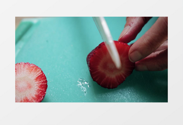 用刀对半切开草莓实拍视频素材
