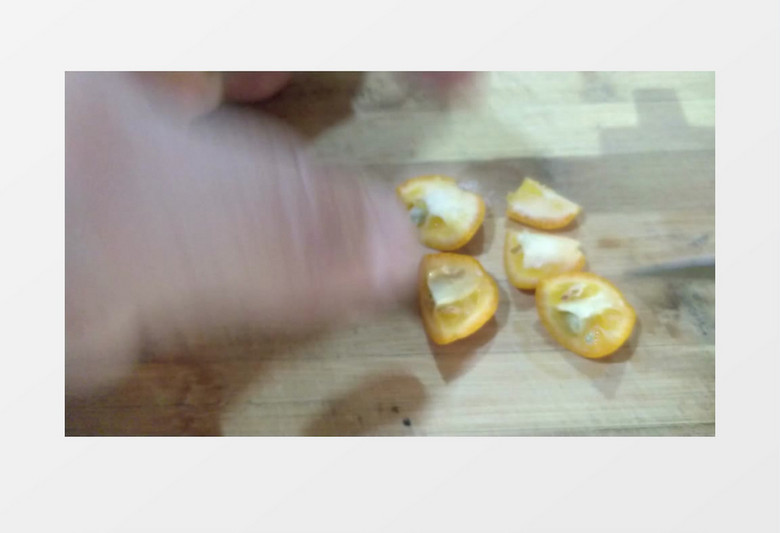 用刀切开小金橘实拍视频素材