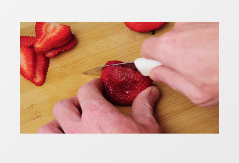 用刀轻轻切开草莓实拍视频素材