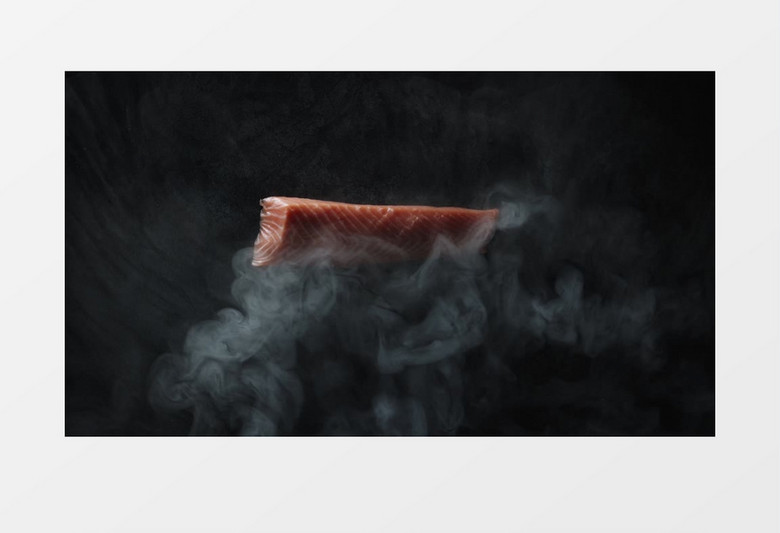 三文鱼在烟雾中实拍视频素材