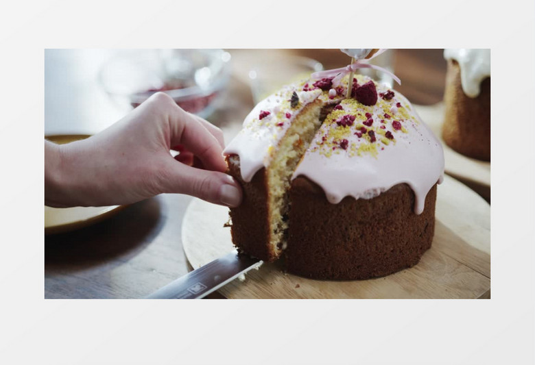 把分好的蛋糕放入盘中实拍视频素材