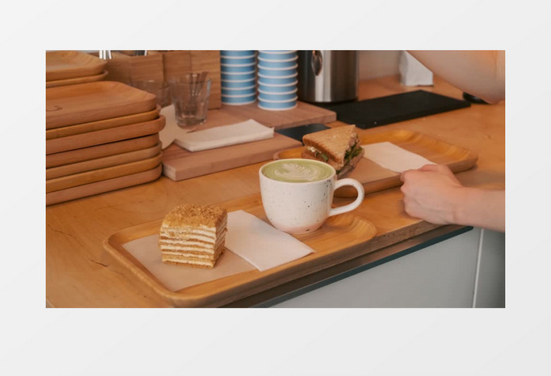 在托盘上放好下午茶实拍视频素材