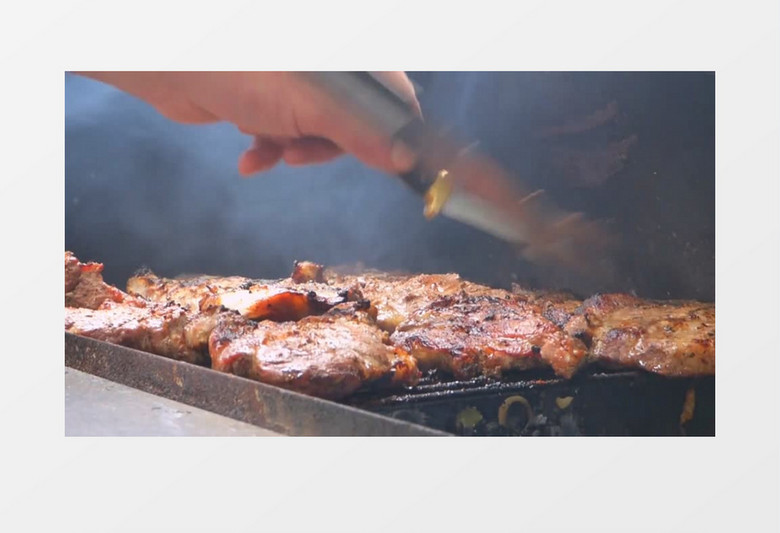 在烤架上翻烤肉实拍视频素材